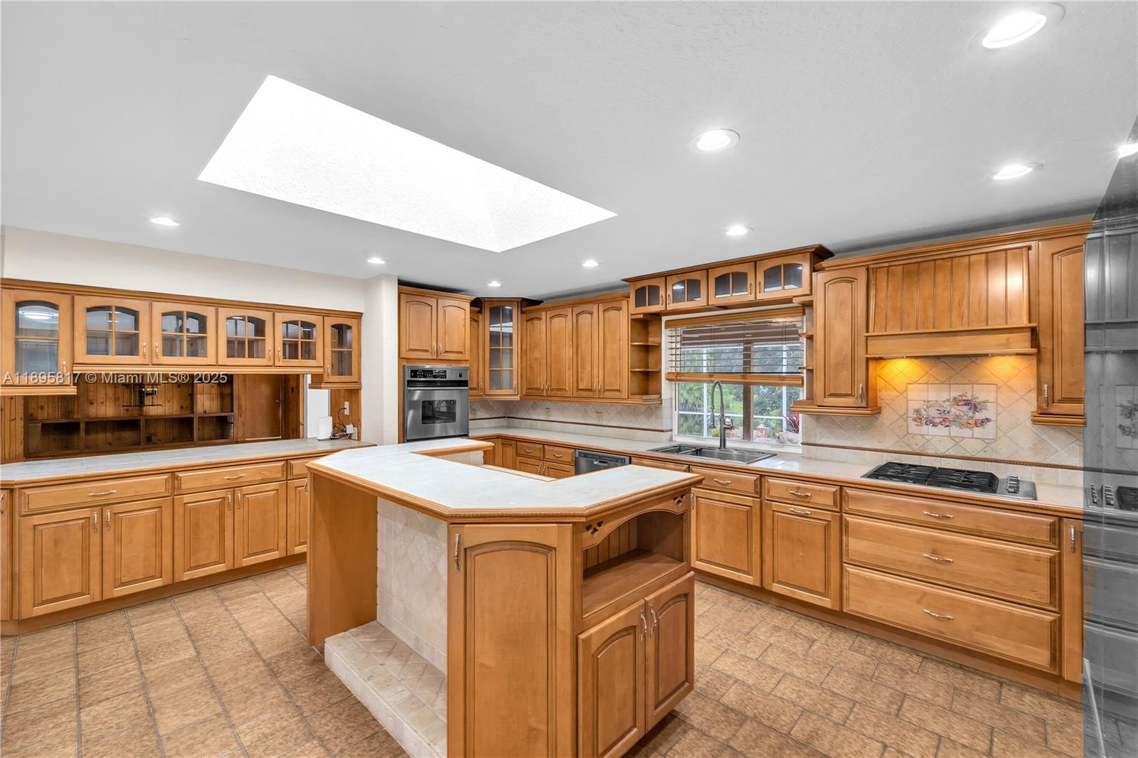 View photos, virtual tours, details... 4020 SW 112th Ave