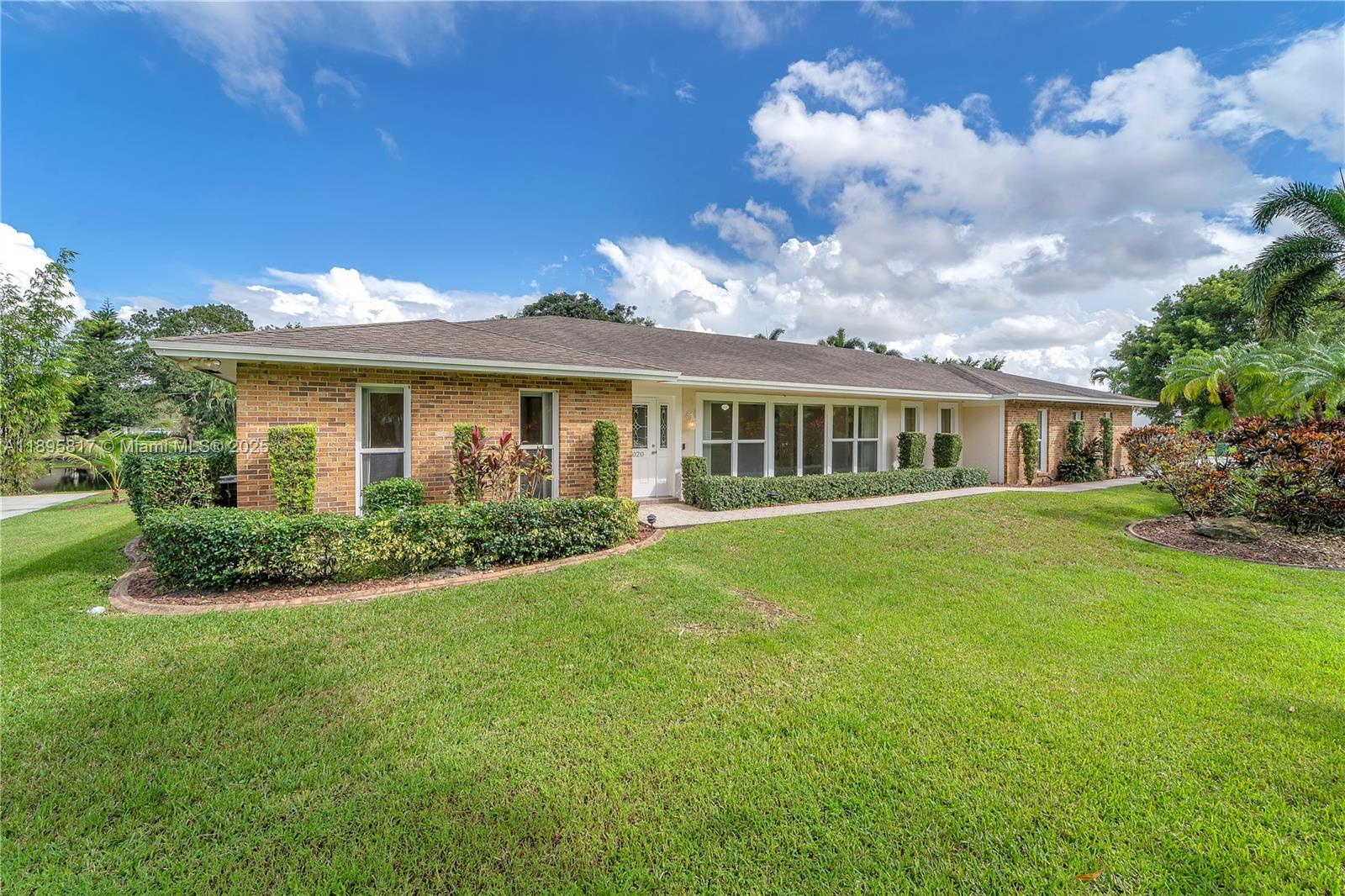 View photos, virtual tours, details... 4020 SW 112th Ave
