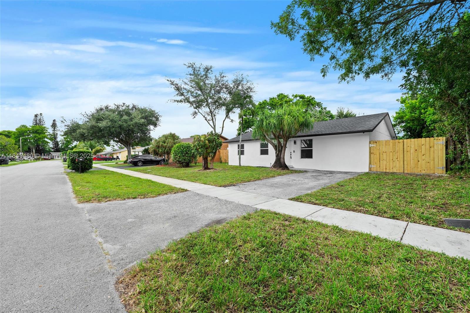 8201 SW 7th Ct, North Lauderdale, FL, 33068/$450,000 4 8201 SW 7th Ct