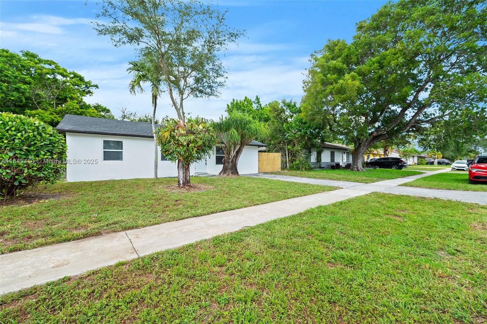 8201 SW 7th Ct, North Lauderdale, FL, 33068/$450,000 3 8201 SW 7th Ct