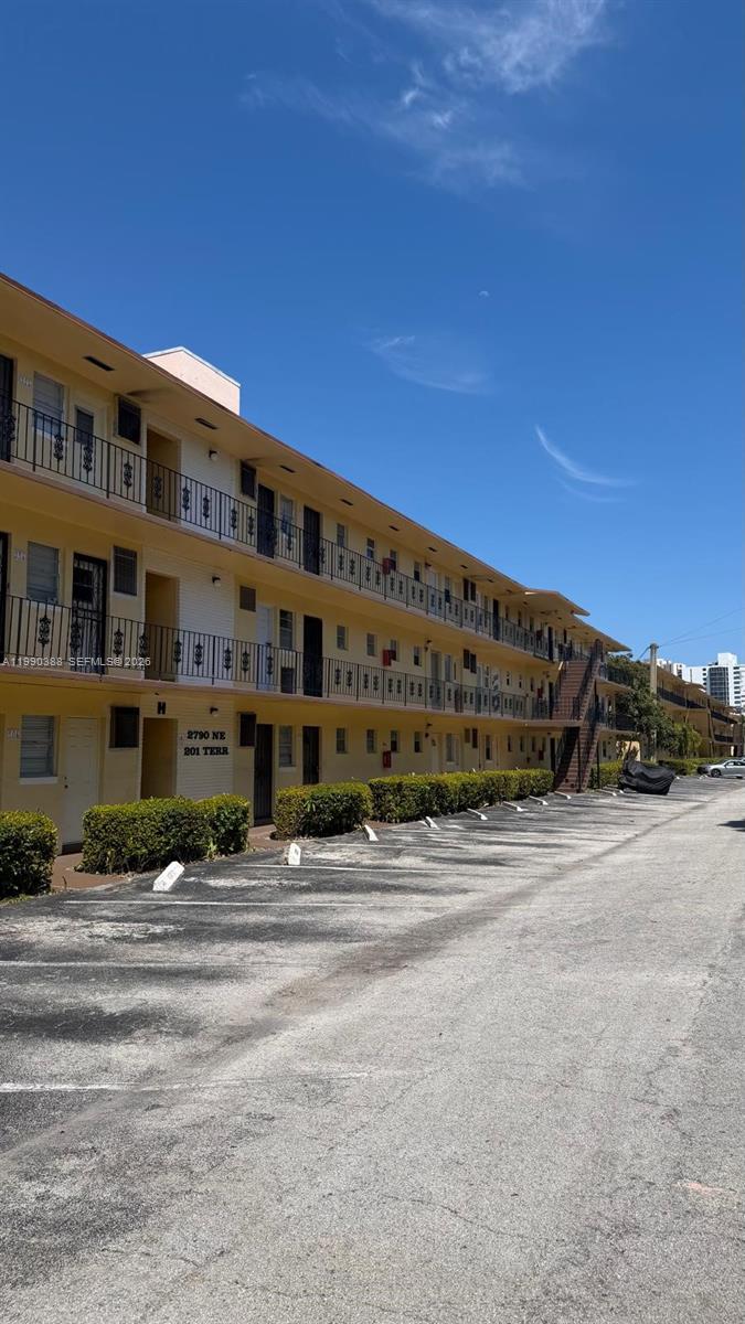 BISC LAKE GARDENS #2 BLDG - Residential Lease