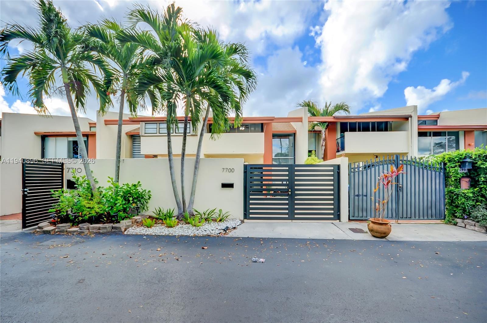 SUNSET PARK LAKE VILLAS SE - Residential