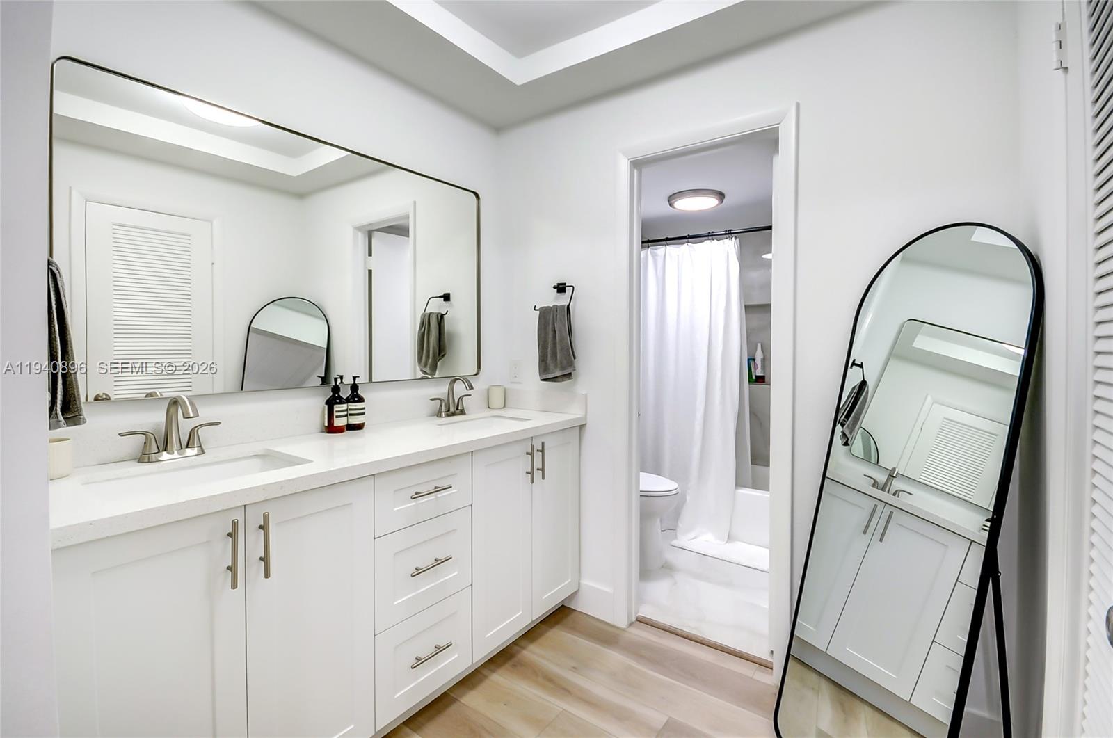 SUNSET PARK LAKE VILLAS SE - Residential