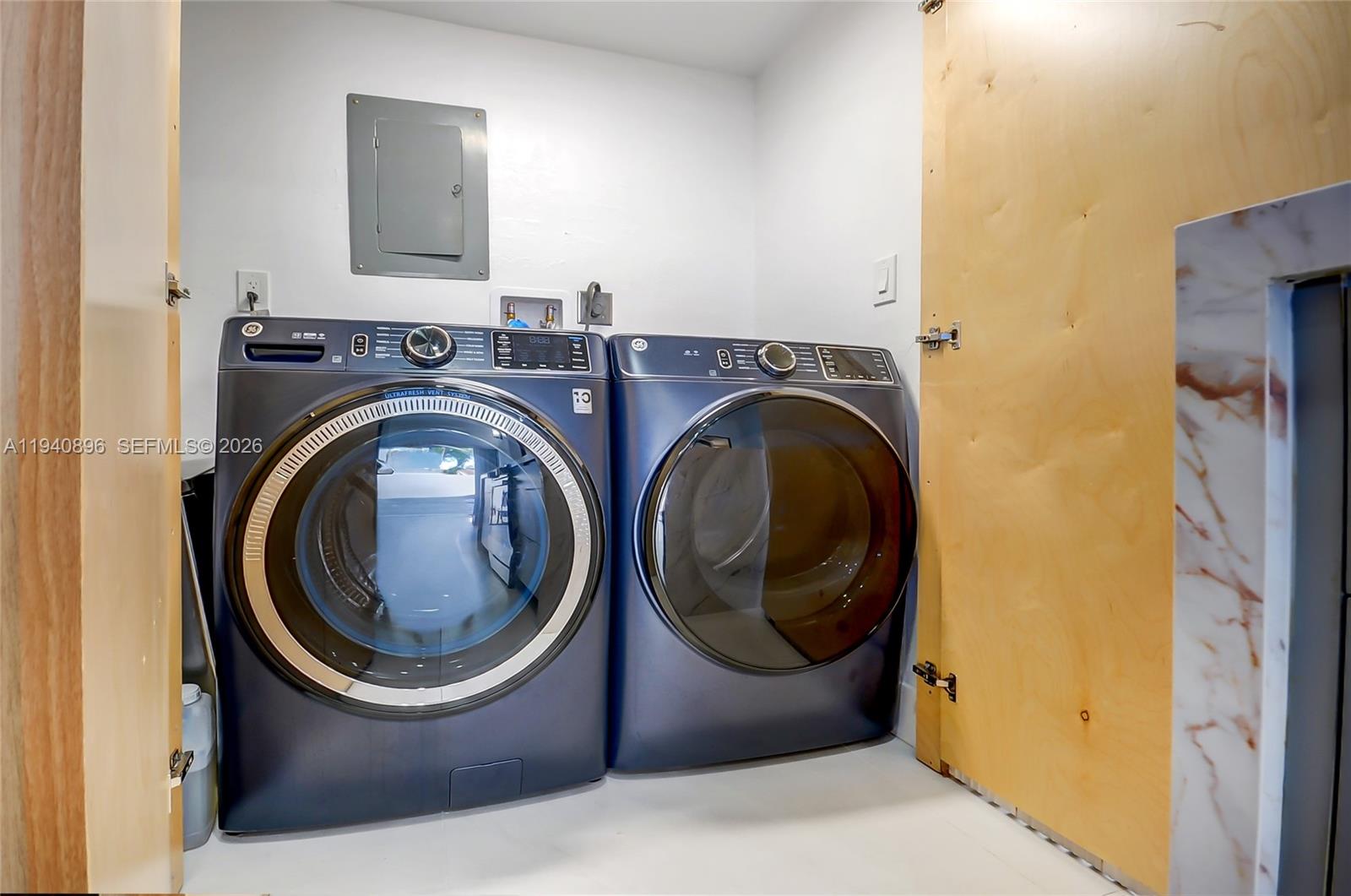 SUNSET PARK LAKE VILLAS SE - Residential