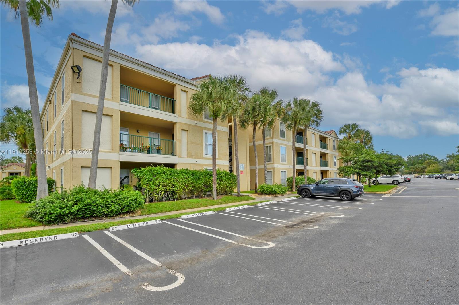 SAVANNAH AT RIVERSIDE COND - Residential Lease