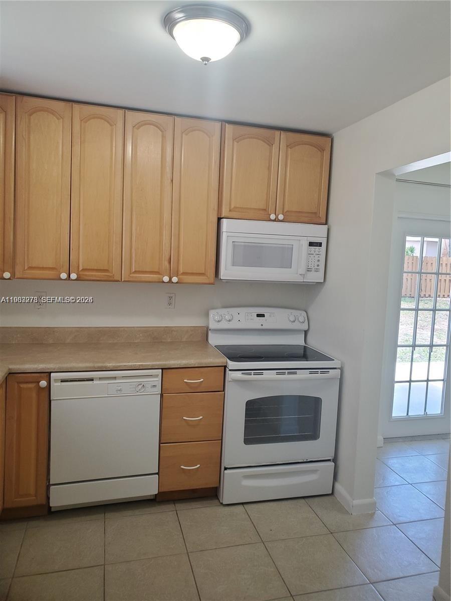 COMMONWEALTH ESTATES - Residential Lease