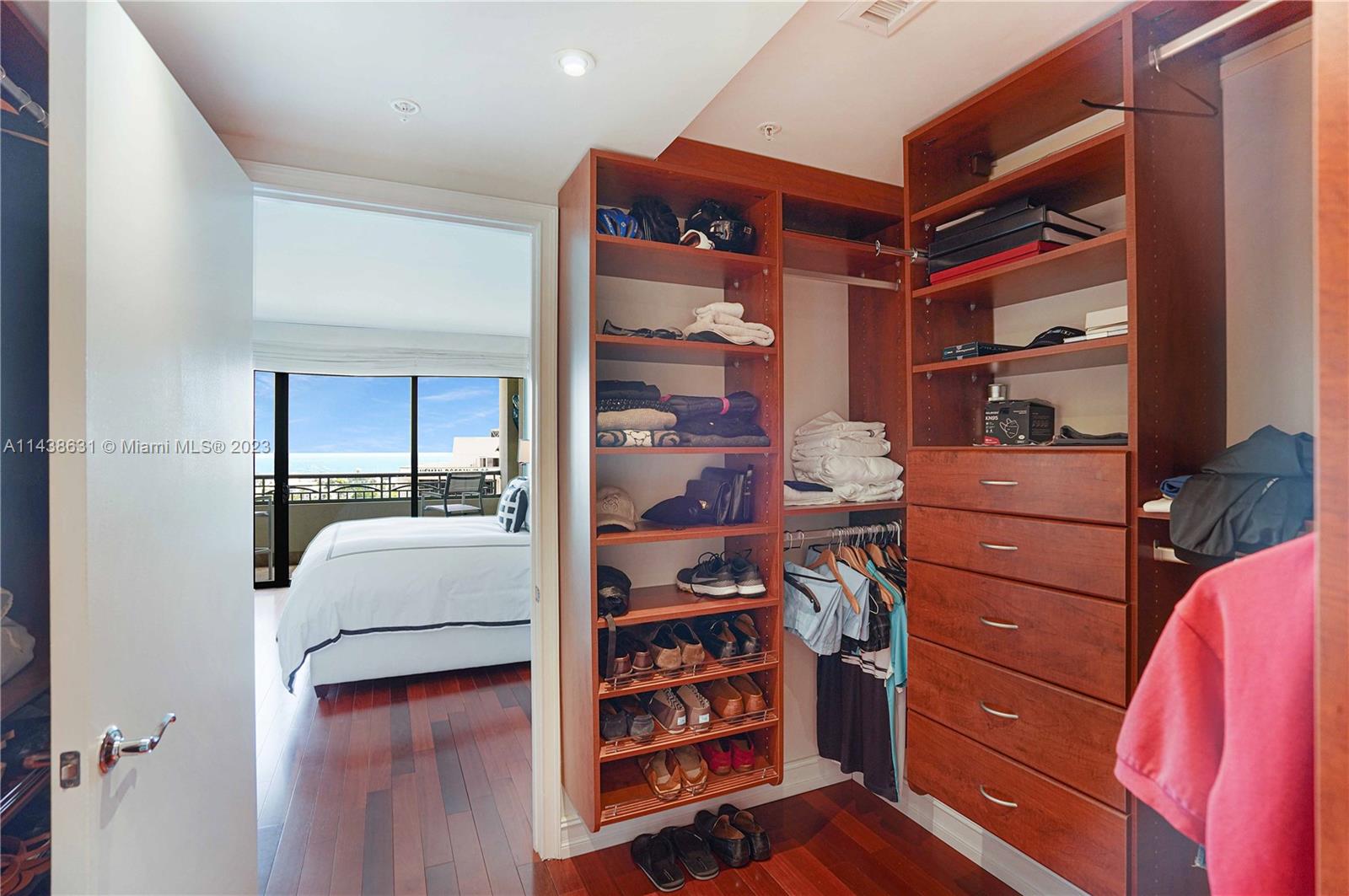 THE EXECUTIVE RESIDENCES - Residential