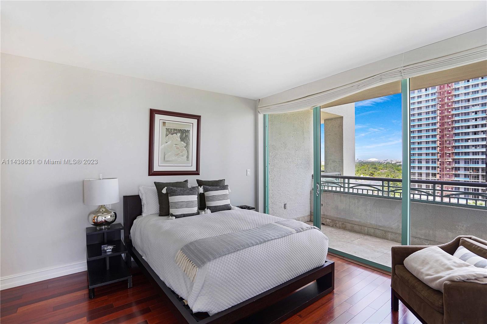 THE EXECUTIVE RESIDENCES - Residential