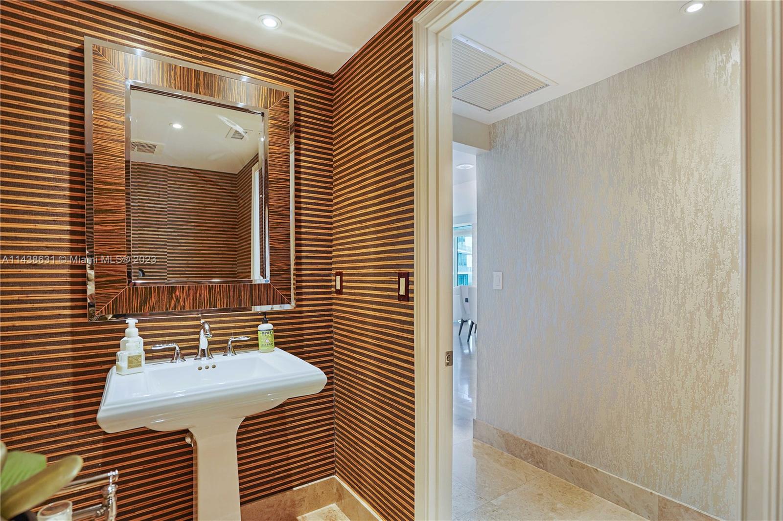 THE EXECUTIVE RESIDENCES - Residential