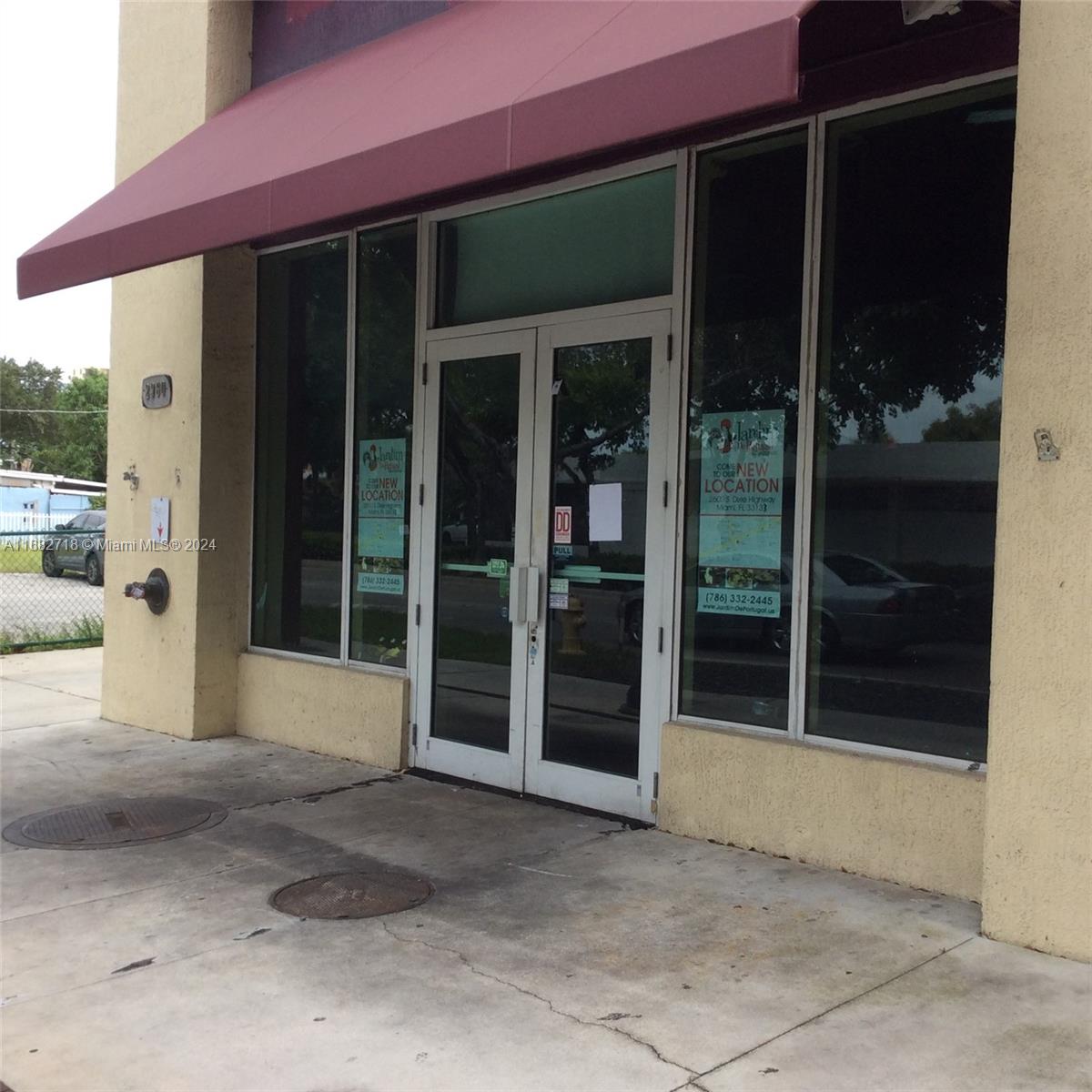 Grease trap and commercial grade hood in place. 2 bathrooms and storage also. This a commercial condo and currently used as an established restaurant. This mixed used building including residential and commercial space and is located on a high visibility boulevard and also has a good sidewalk exposure. Ideal Location between Brickell/Downtown and Coral Gables. 21538 square feet. 226 residential units live upstairs. ideal also for retail, office and or spa or beauty salon. Approximately 53 covered retail parking spaces available. Space also has 3 dedicated parking spaces. This local is equipped for a restaurant but can be use in other type of business.