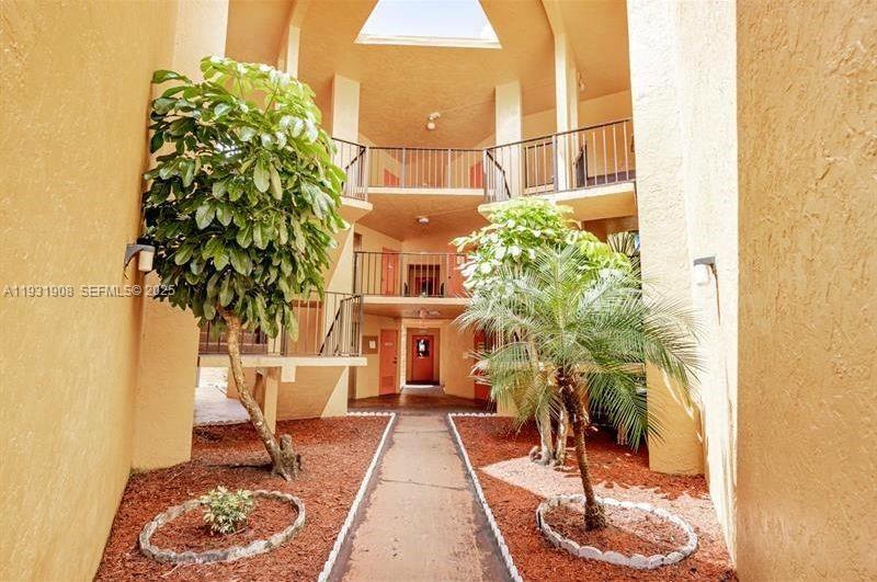 HERITAGE CIRCLE CONDO - Residential