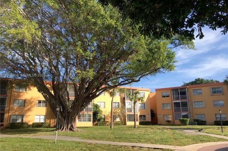 HERITAGE CIRCLE CONDO - Residential