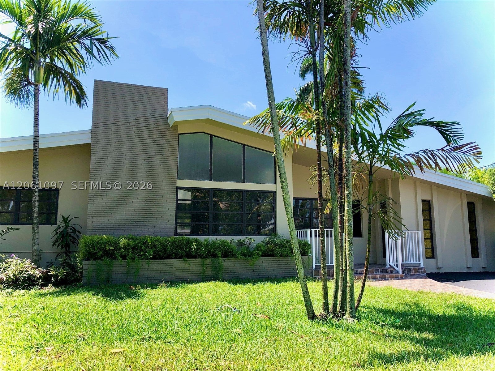 2560 NE 200th St 0