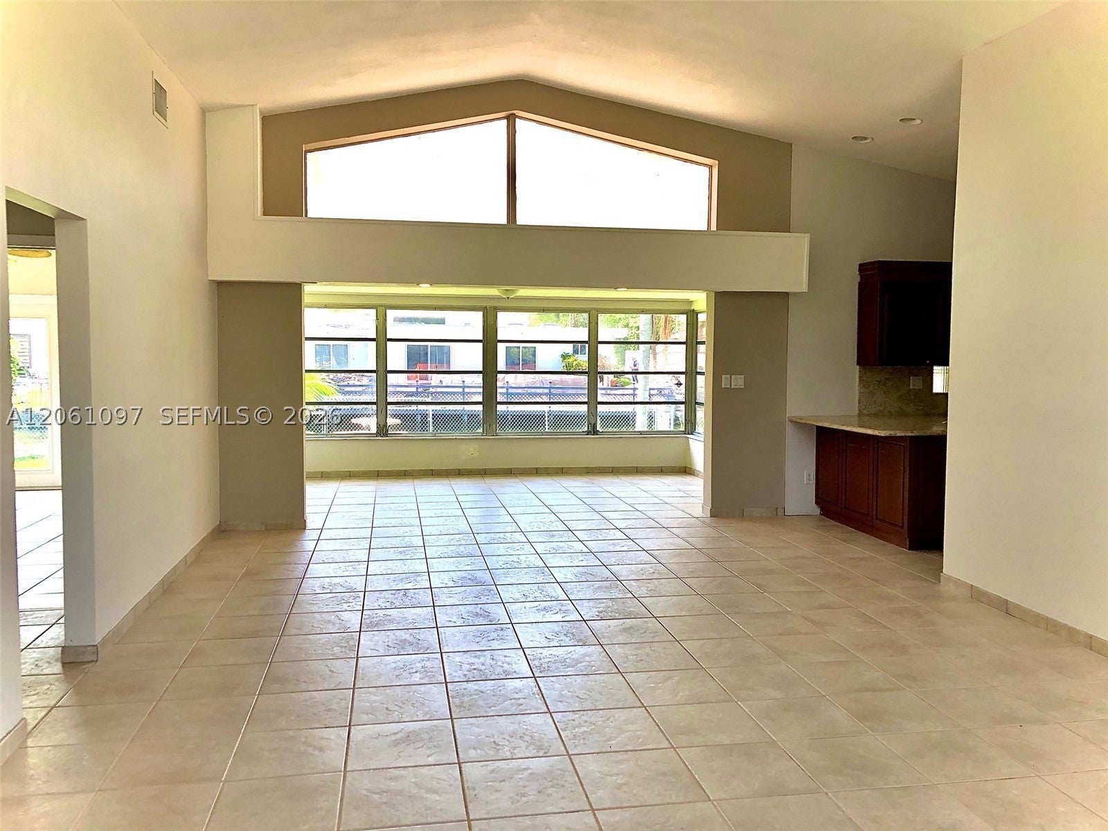 2560 NE 200th St 0