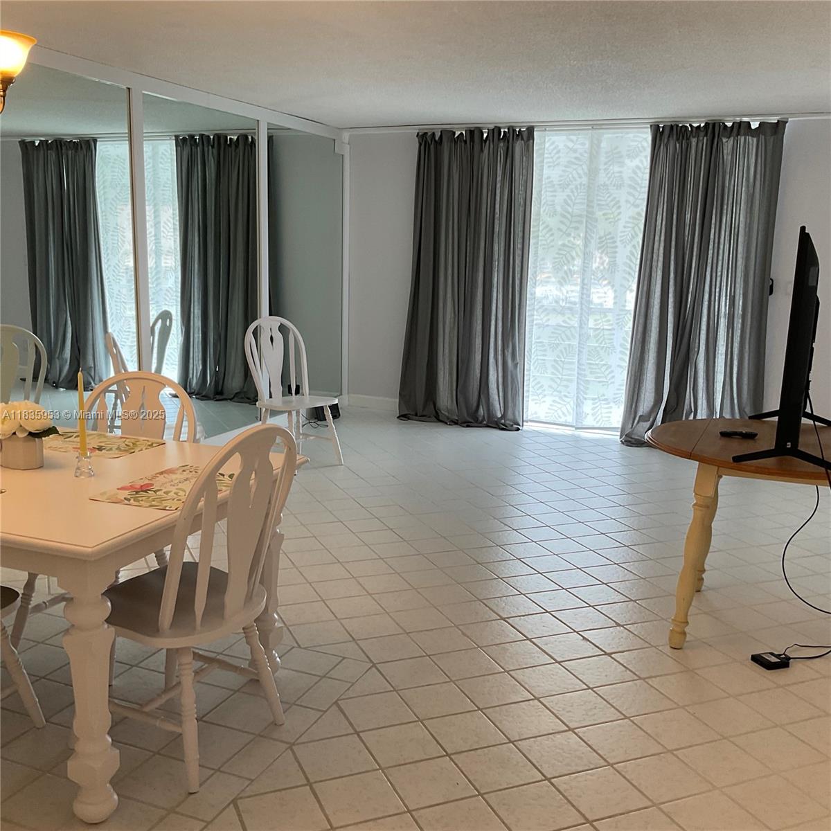 9201 Sunrise Lakes Blvd 205, Sunrise, FL, 33322/$229,900 3 9201 Sunrise Lakes Blvd 205