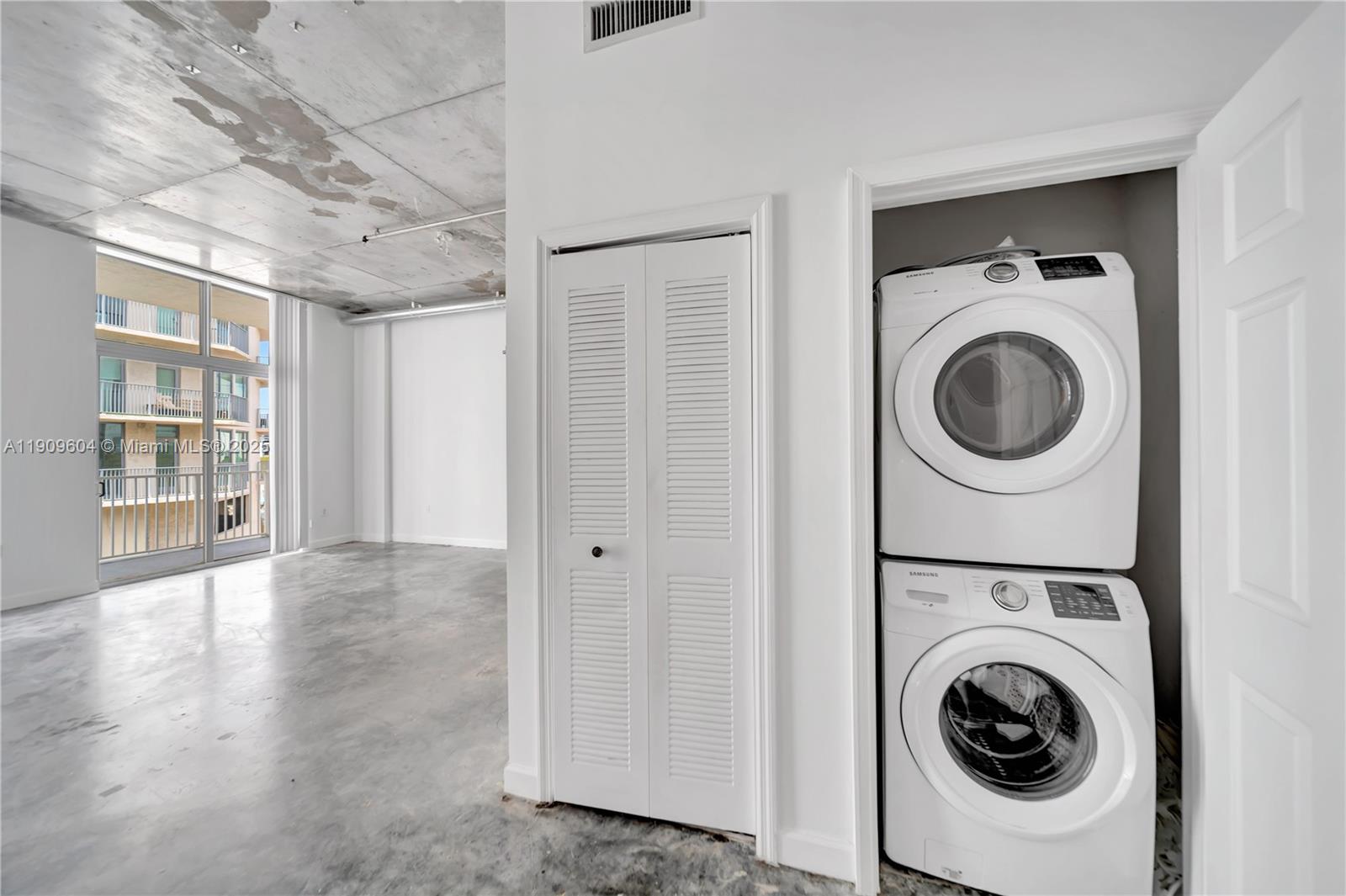 LOFTS AT HOLLYWOOD STATIO - Residential Lease