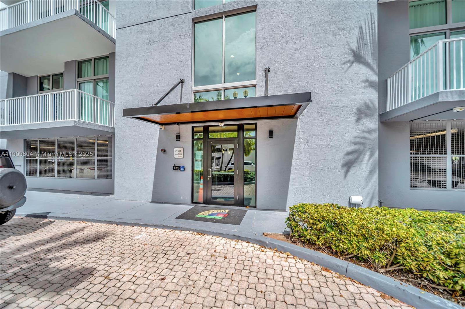 LOFTS AT HOLLYWOOD STATIO - Residential Lease