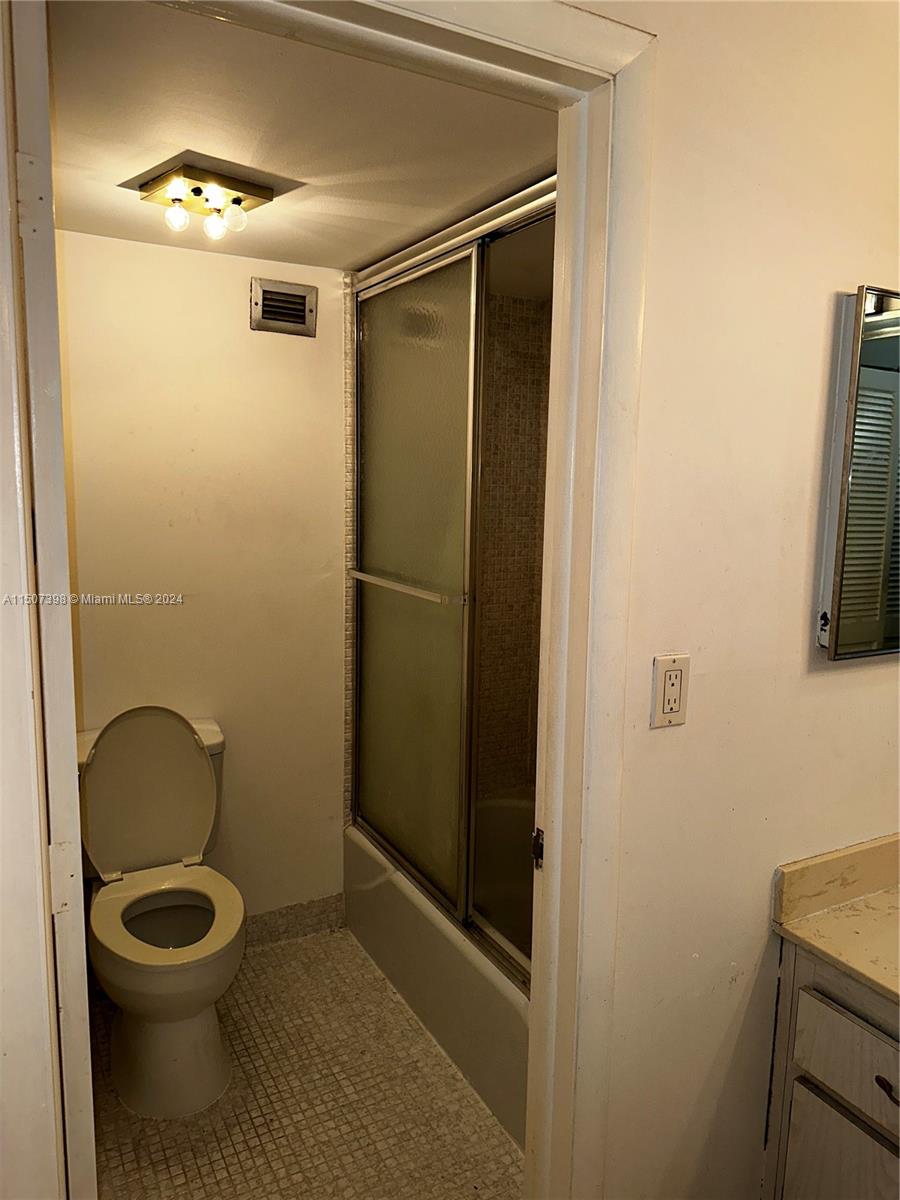 HALLMARK OF HOLLYWOOD CON - Residential