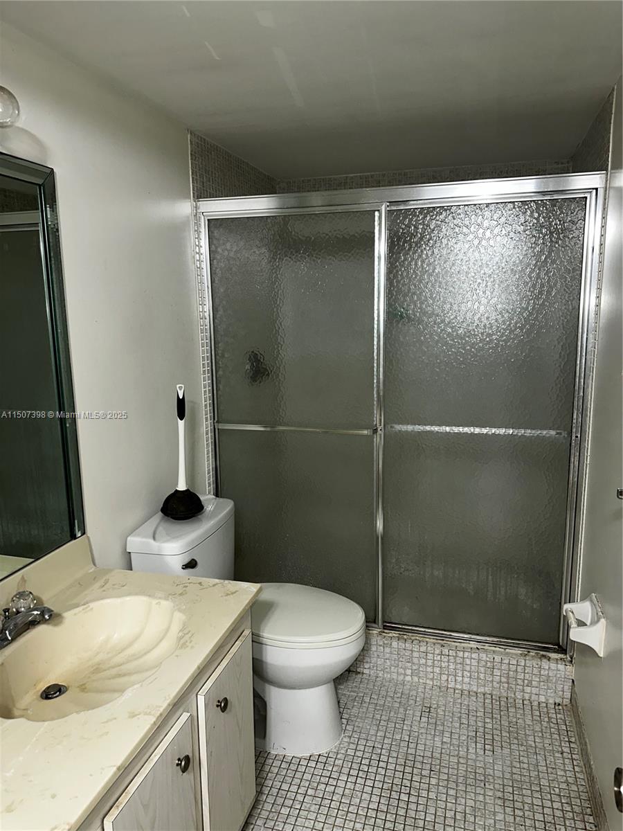 HALLMARK OF HOLLYWOOD CON - Residential