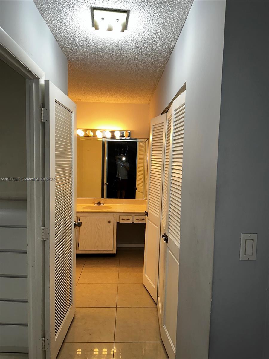 HALLMARK OF HOLLYWOOD CON - Residential