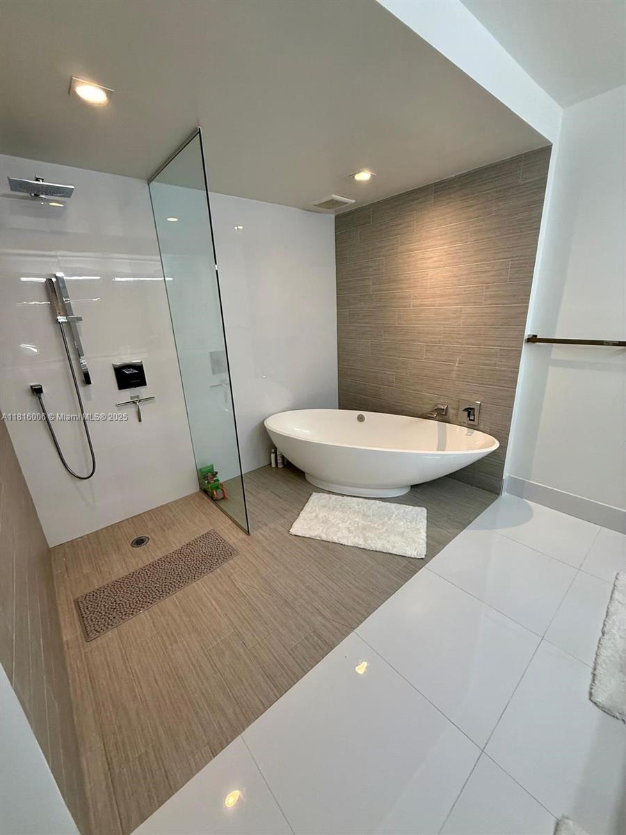 PARQUE TOWERS CONDO - Residential Lease