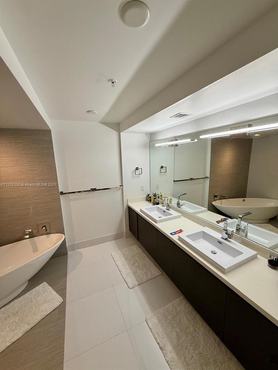 PARQUE TOWERS CONDO - Residential Lease