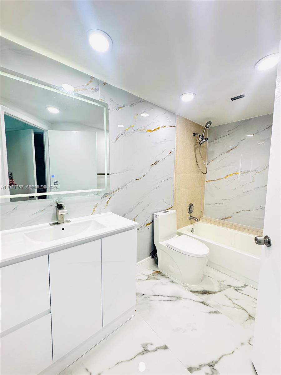 LAS VISTAS AT DORAL CONDO - Residential