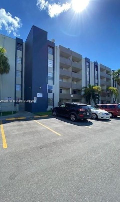 Condominium in Hialeah Gardens FL 10000 80th Ct.jpg