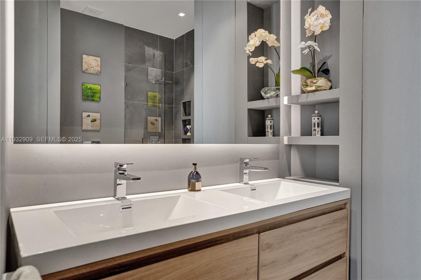 NEW WAVE CONDO - Residential