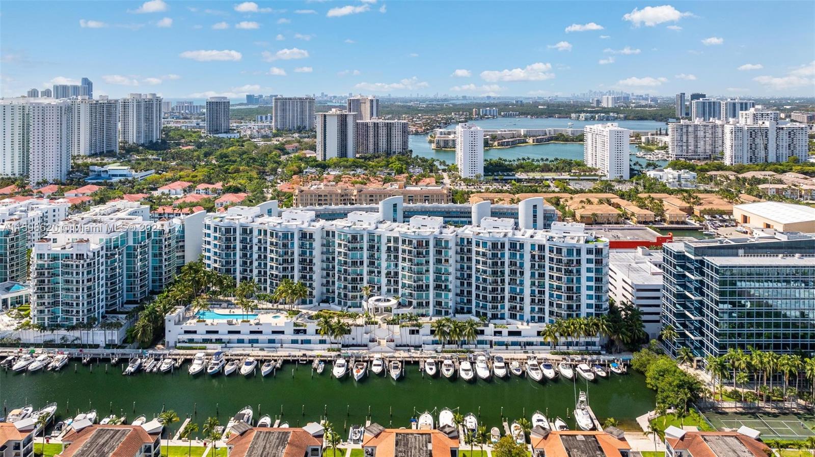 Great opportunity for investors. Spectacular and Modern 1 bedroom plus Den apartment located in the best Aventura areas, open balcony, the apartment is located on the pool level, spectacular amenities, spa, tennis and basketball courts, don't wait any longer to enjoy a lifestyle of vacations