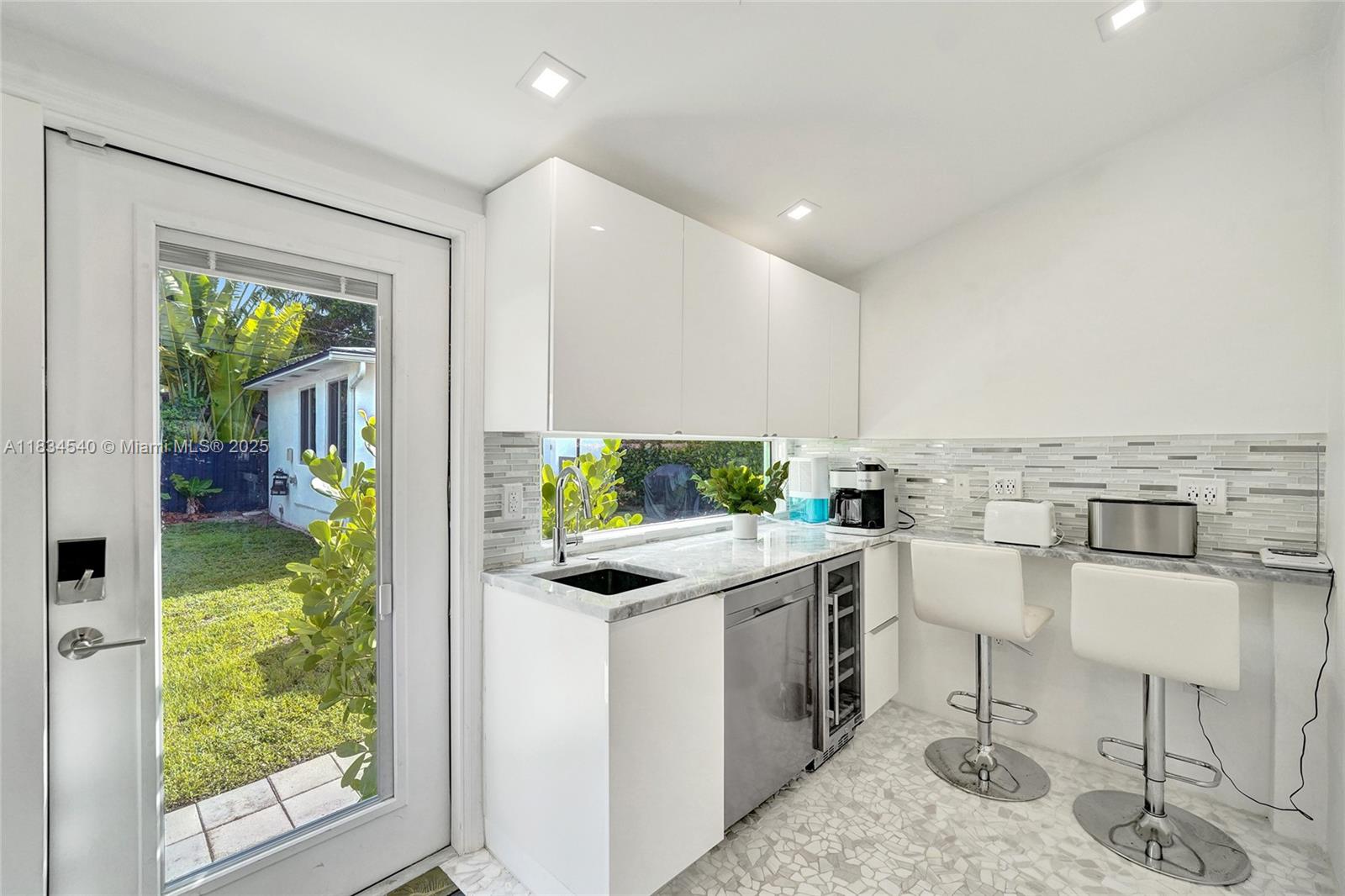 LAS OLAS BY THE SEA EXT - Residential Lease