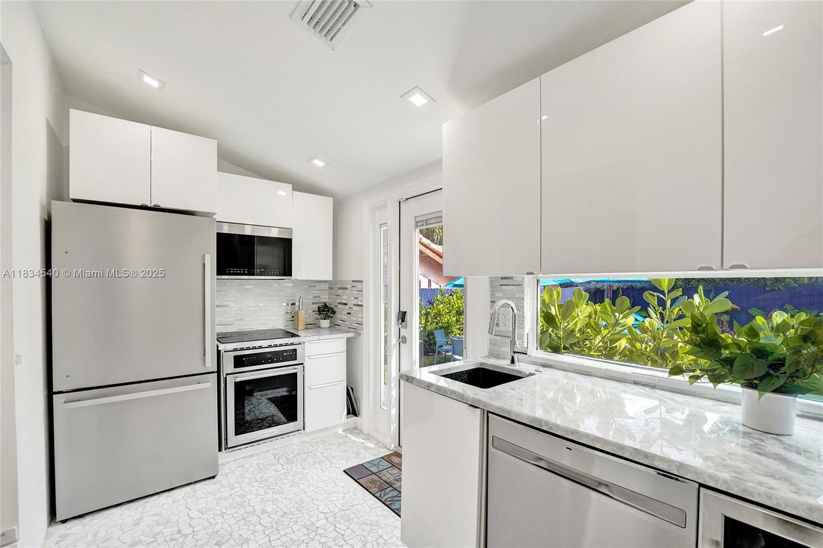 LAS OLAS BY THE SEA EXT - Residential Lease