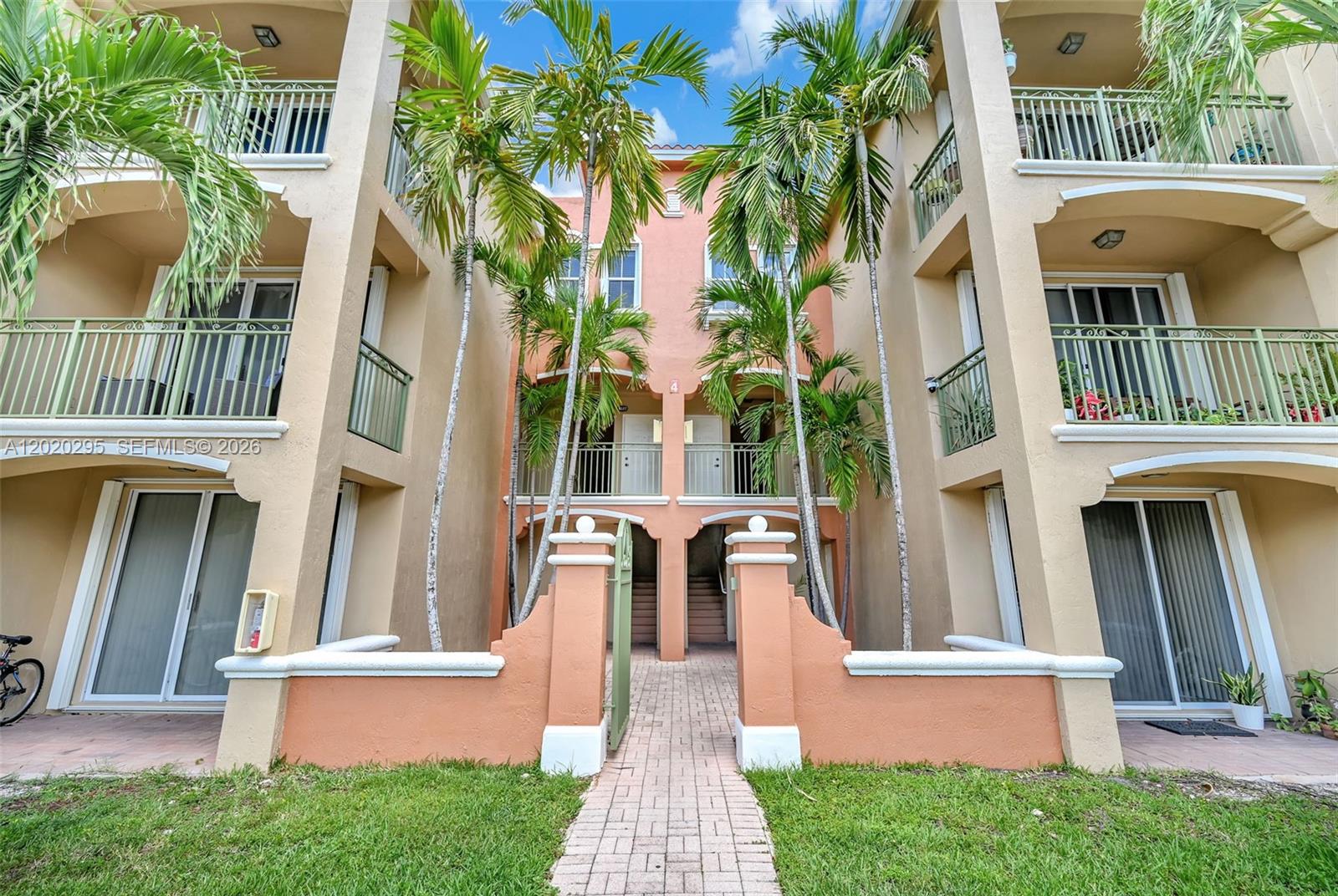 THE COURTS AT DORAL ISLES - Residential