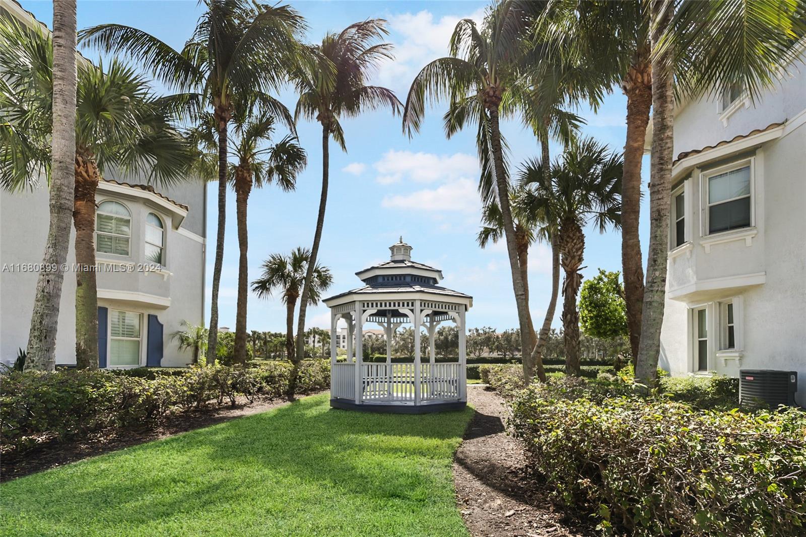 SAN RAPHAEL CONDO - Residential