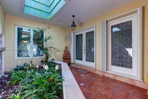 Single Family Residence in Coral Gables FL 1320 Alhambra Cir Cir 1.jpg