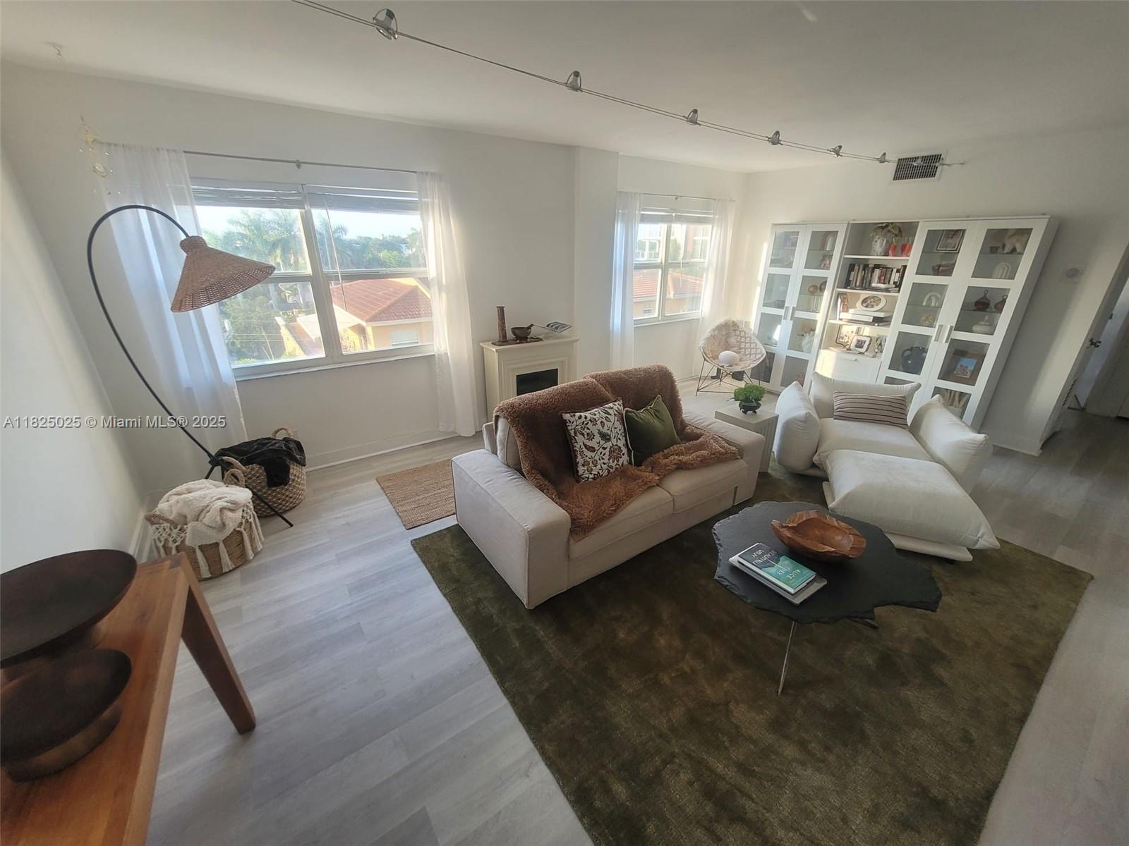 HORIZON HOUSE CONDO - Residential