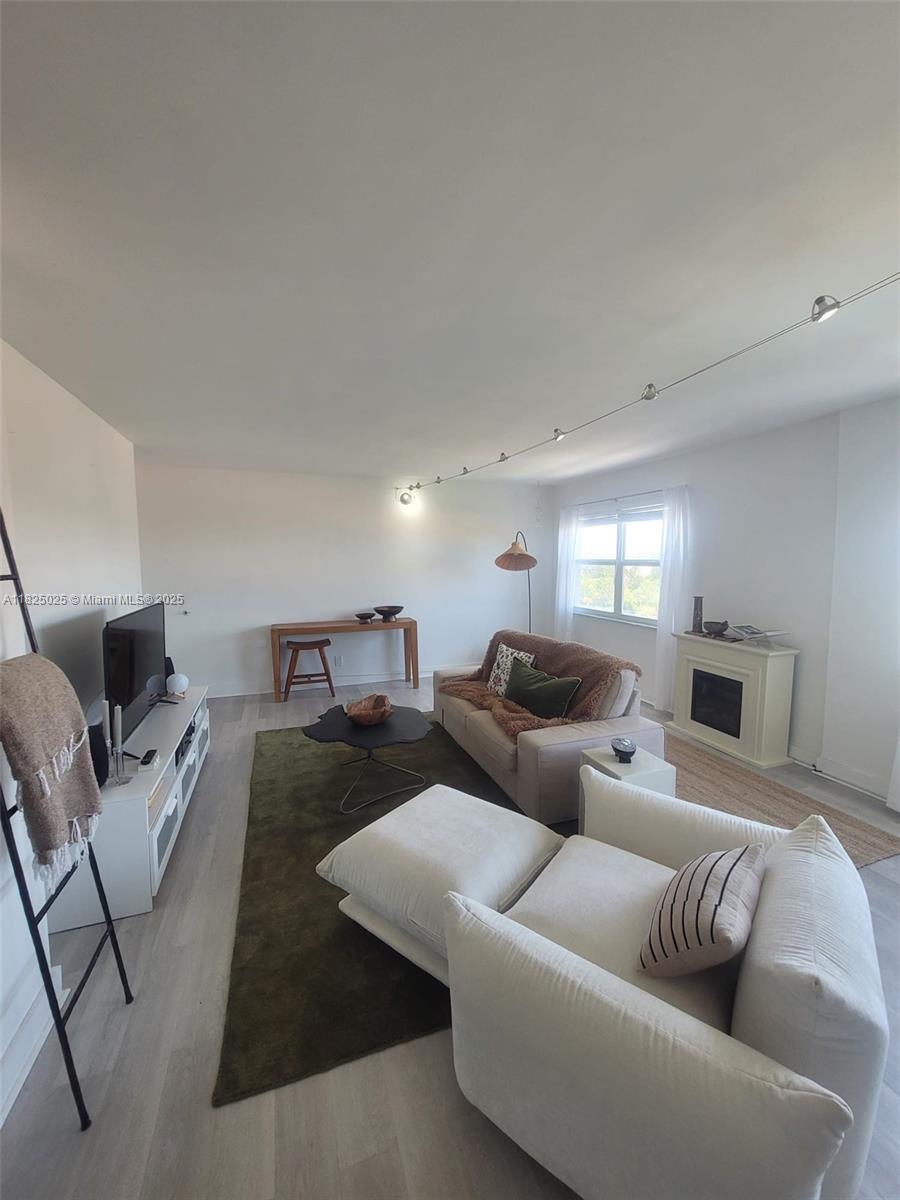 HORIZON HOUSE CONDO - Residential