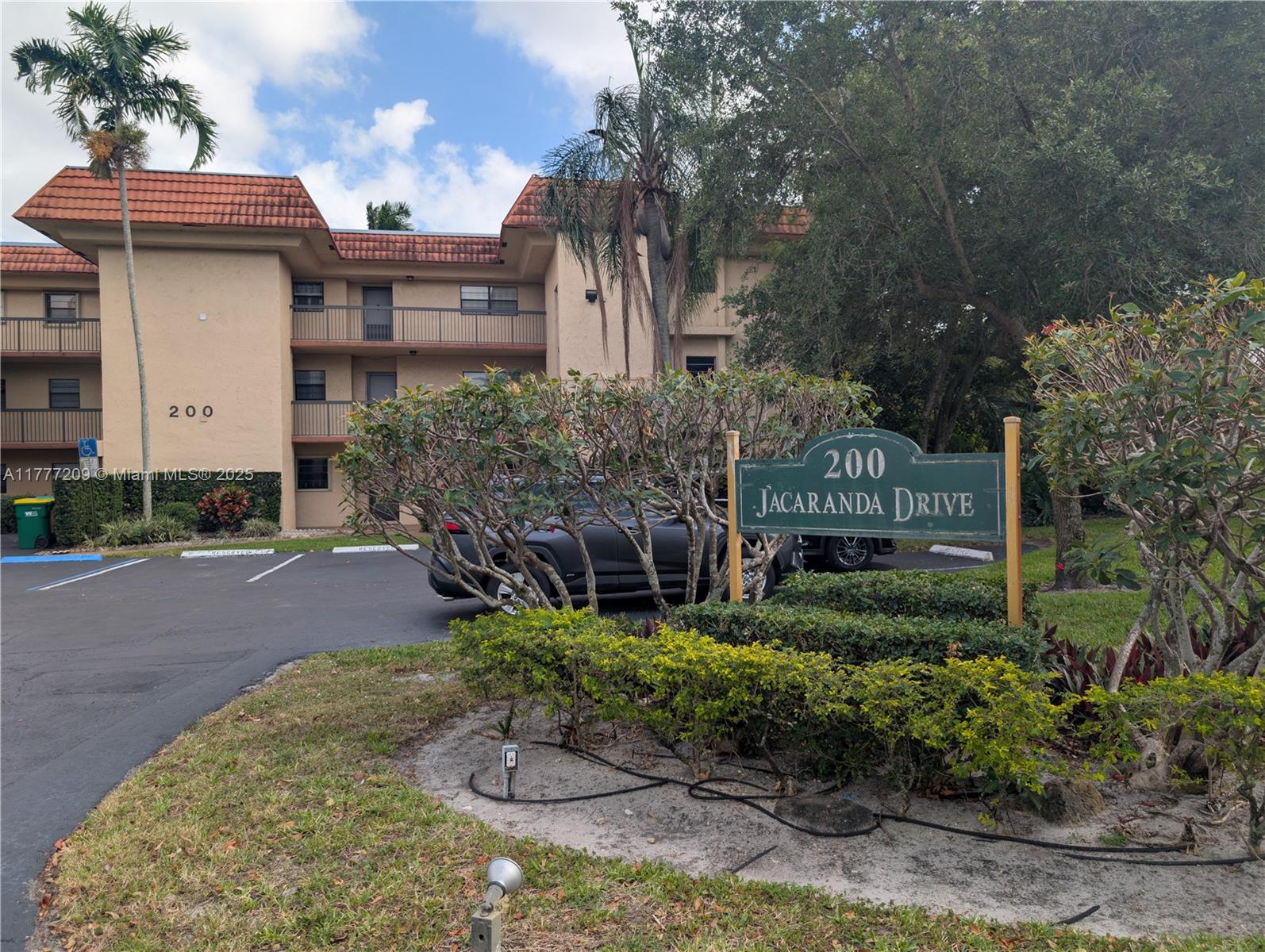 Rental Property at 200 Jacaranda Country Club Dr 6A, Plantation, Miami-Dade County, Florida - Bedrooms: 1 
Bathrooms: 1  - $2,000 MO.