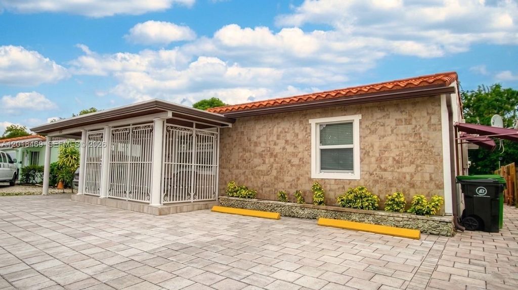 Photo of 1520 N Andrews Ave, Fort Lauderdale, FL 33311 (MLS # A12018469)