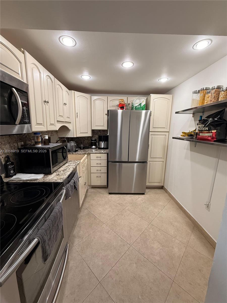 FLAMENCO CONDO TOWER II - Residential Lease