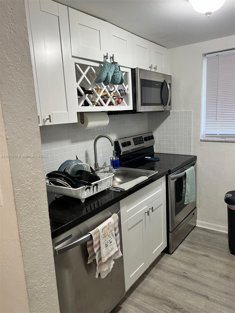 Rental Property at 500 E Country Club Cir 2, Plantation, Miami-Dade County, Florida - Bedrooms: 1 
Bathrooms: 2  - $1,900 MO.