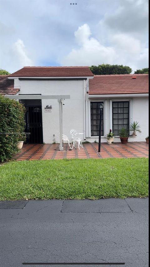 Townhomes and Villas with Garages For Sale in Miami-Dade County, FL 38 9347 SW 7th Ln Miami FL 33174