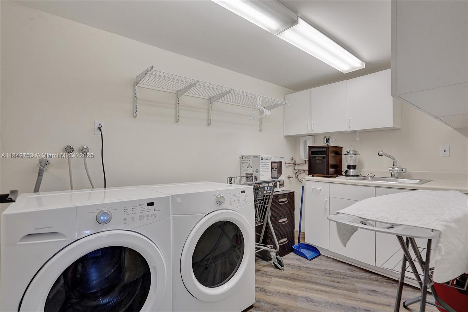 EDGEWATER ESTATES - Residential Lease