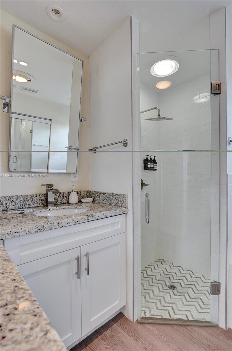 EDGEWATER ESTATES - Residential Lease