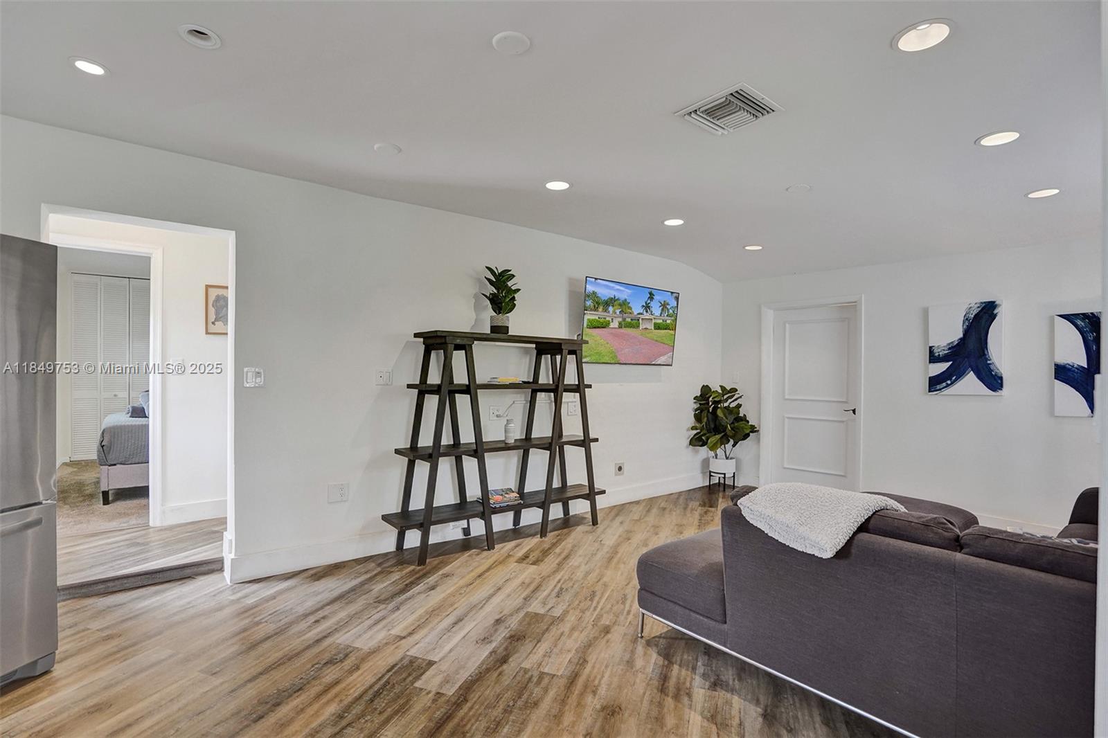 EDGEWATER ESTATES - Residential Lease