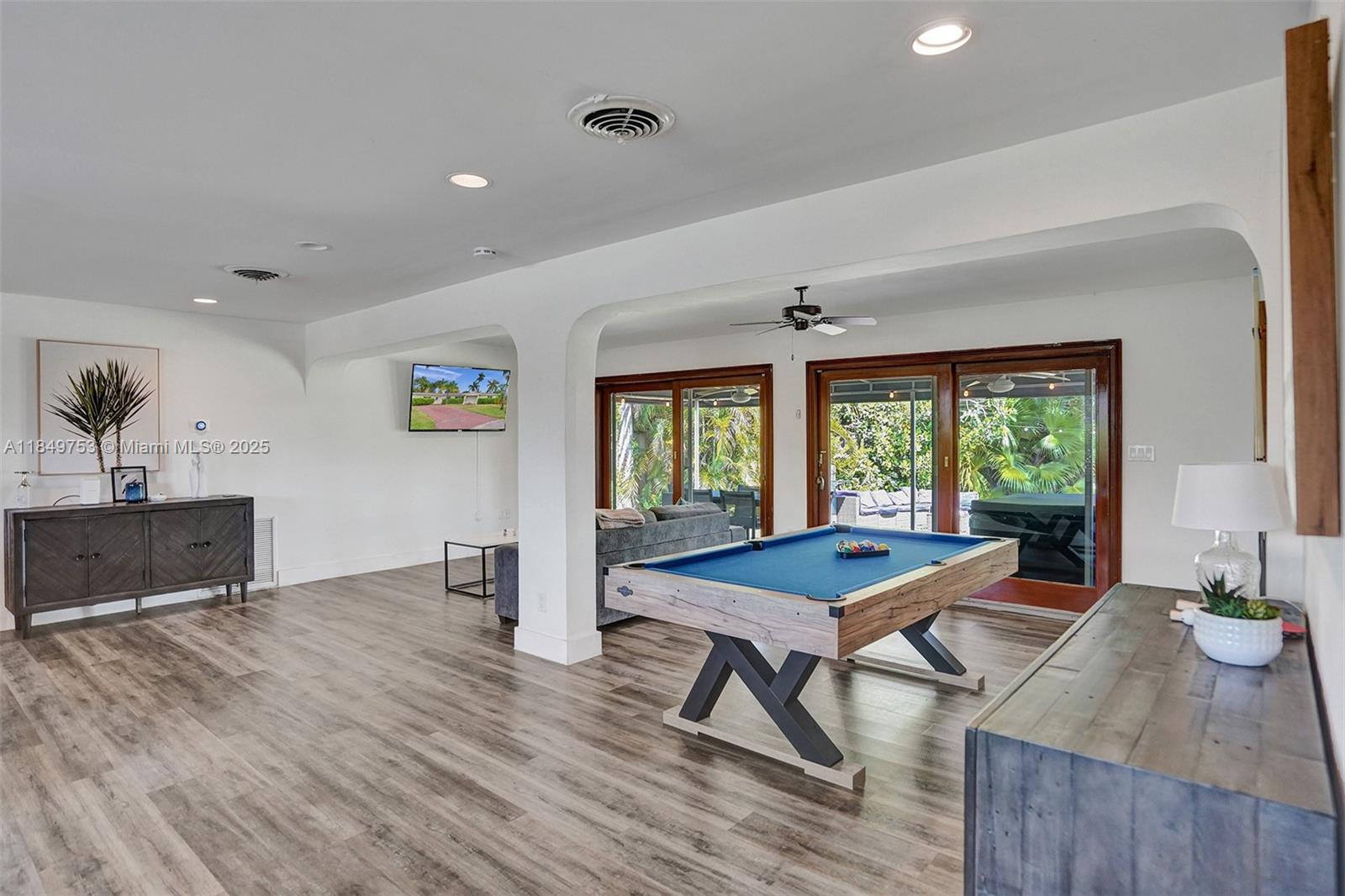 EDGEWATER ESTATES - Residential Lease