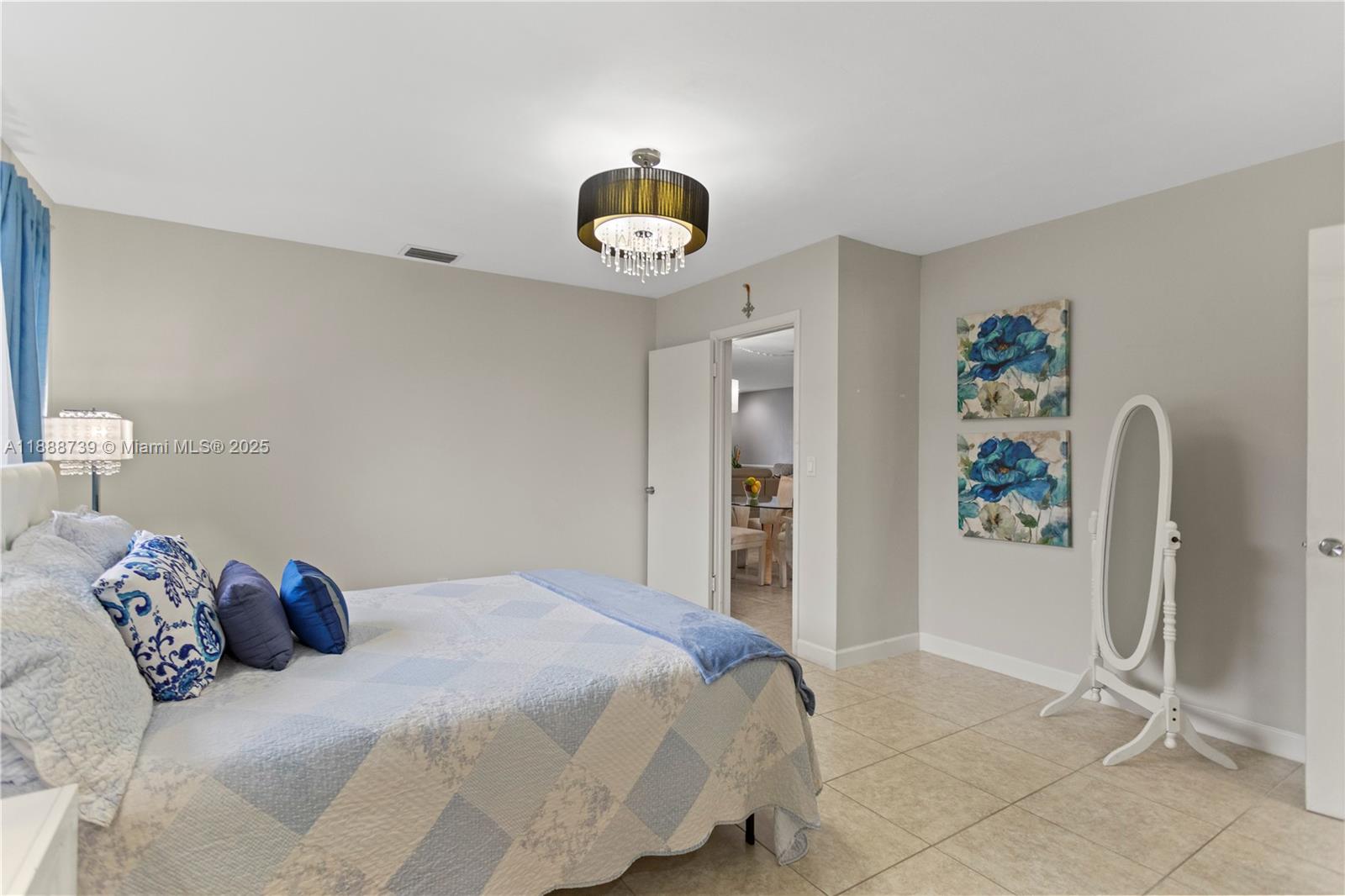 HOLLYWOOD HILLS - Residential