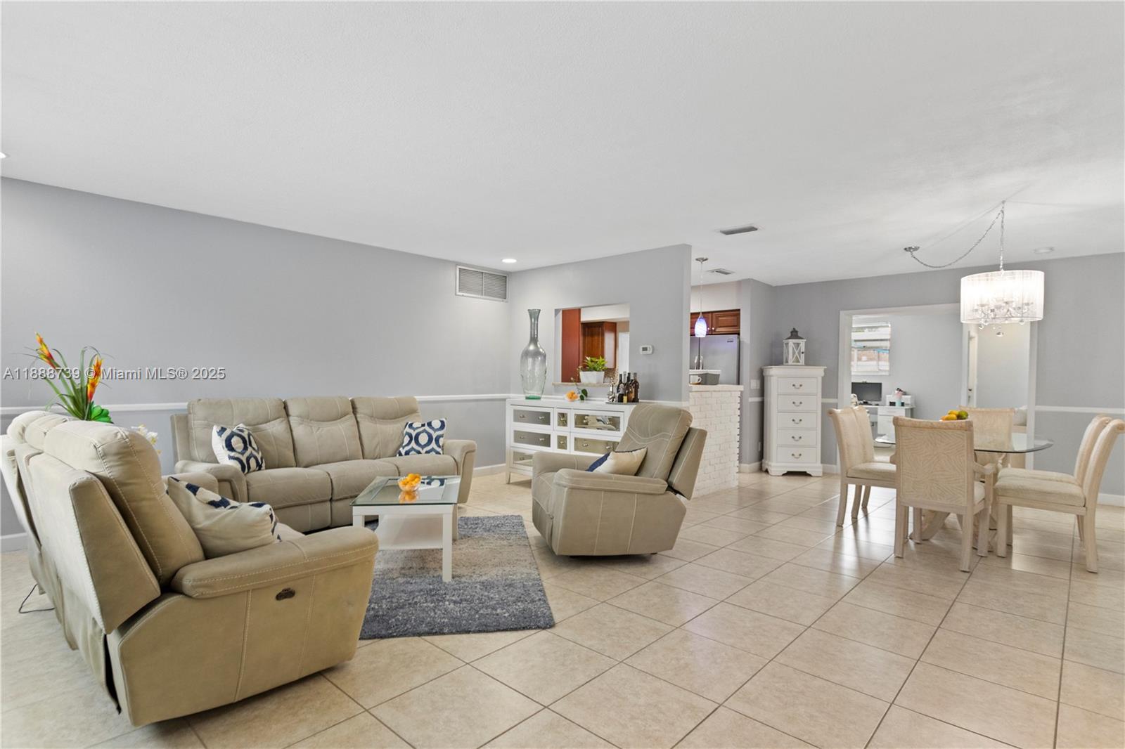HOLLYWOOD HILLS - Residential