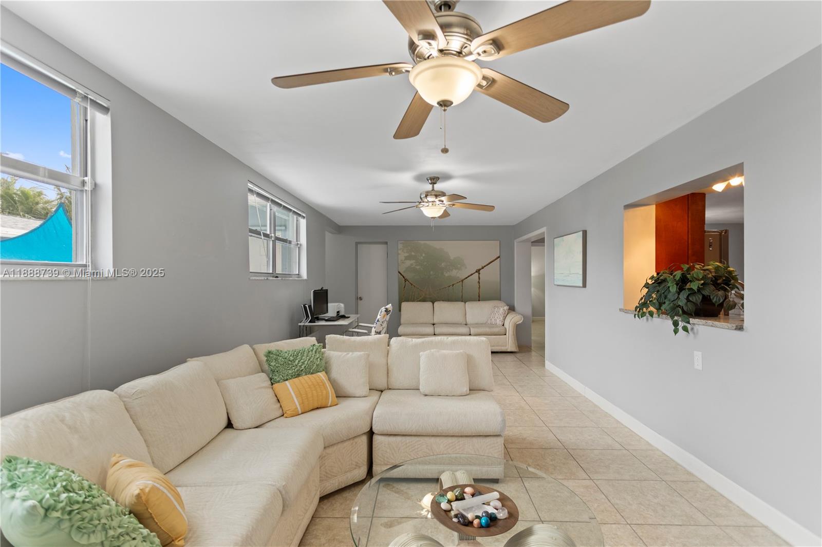 HOLLYWOOD HILLS - Residential