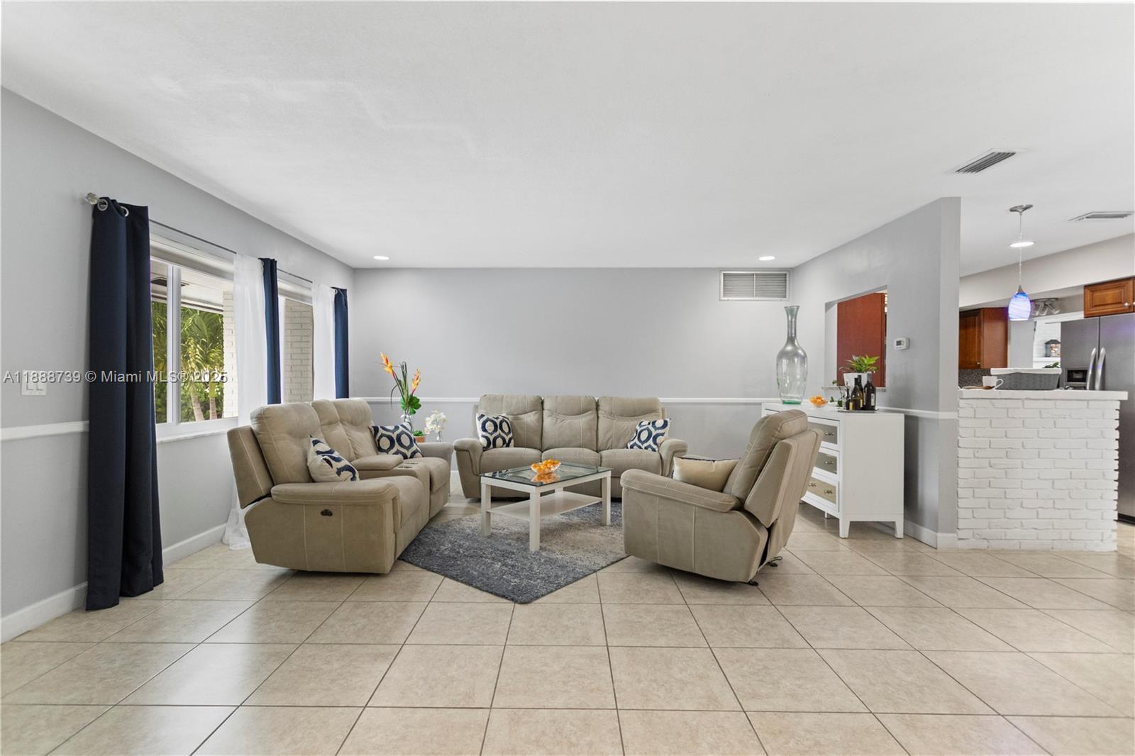HOLLYWOOD HILLS - Residential